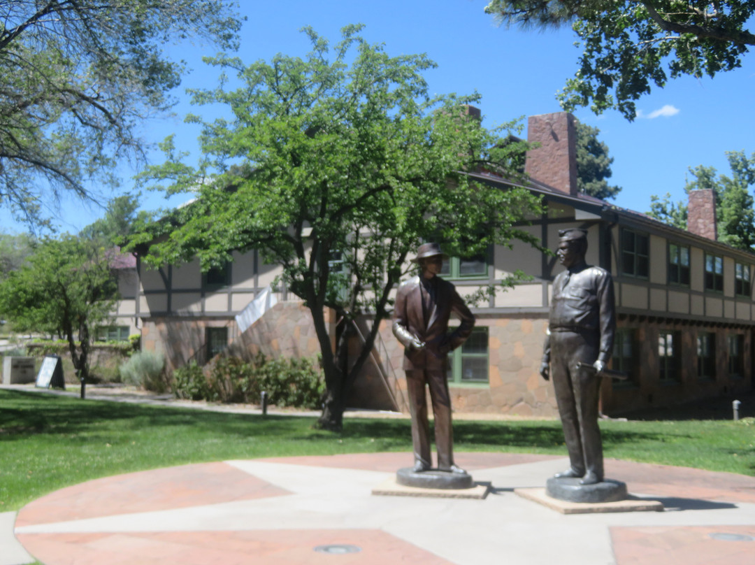 Dr. J. Robert Oppenheimer and General Leslie Statues-Los Alamos必去景点