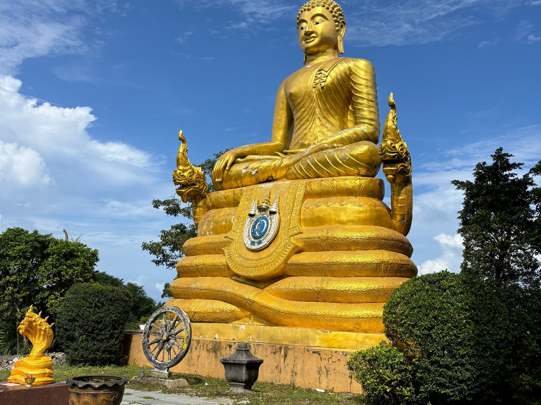 普吉岛城市观光： 普吉岛老城区查龙寺著名景点-普吉岛必去景点