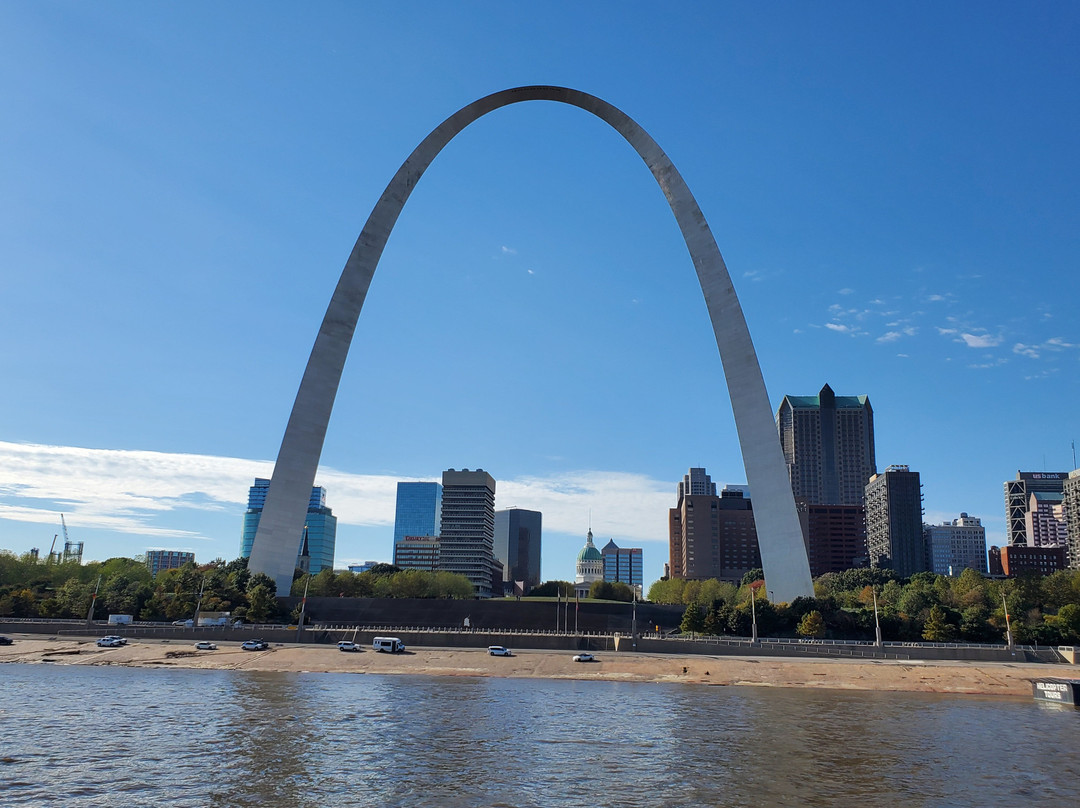 Riverboats at the Gateway Arch-圣路易斯必去景点