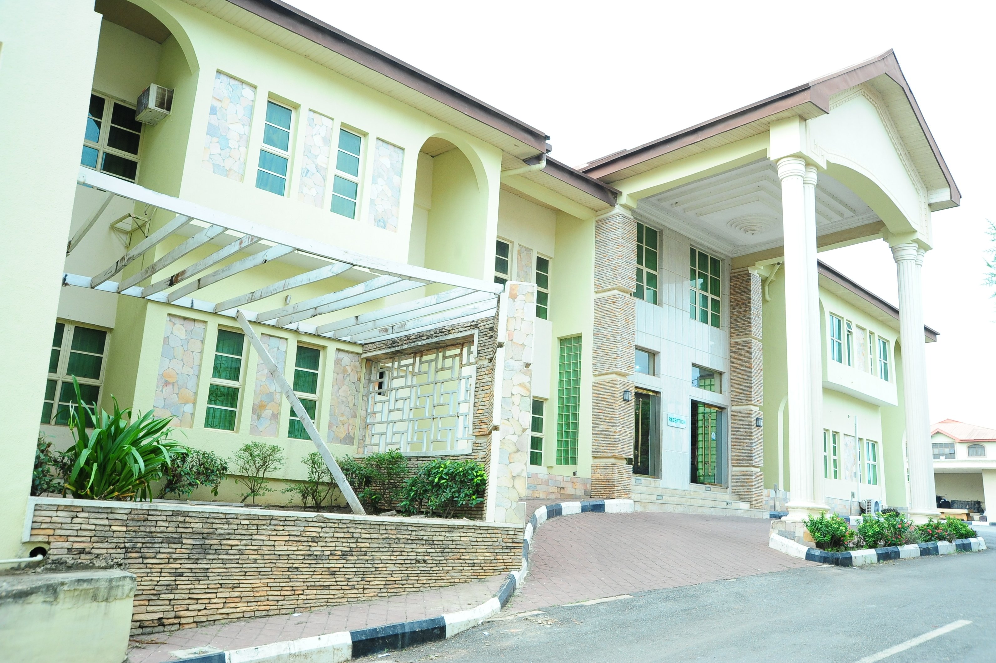 Richton Hotel and Suites-官方
