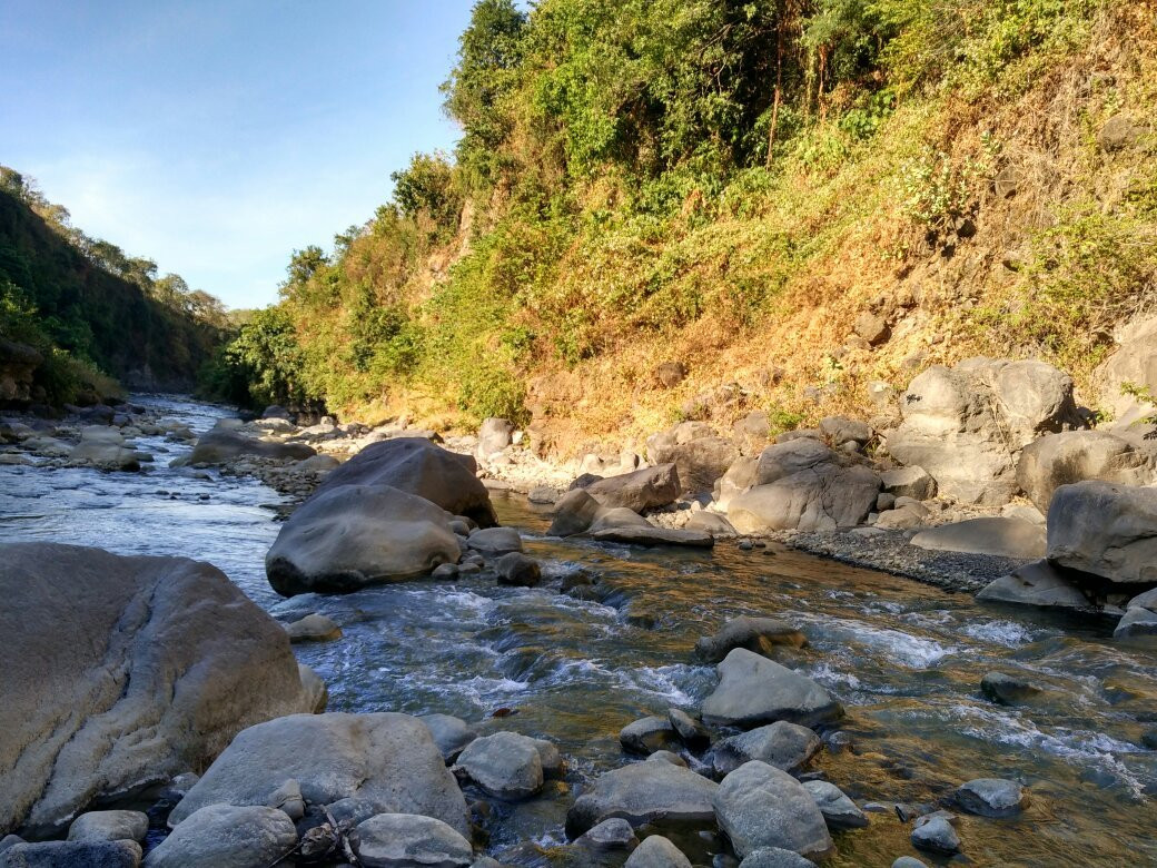 Dewi Selendang Waterfall景点图片