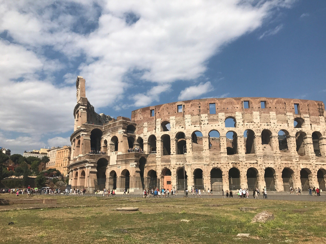 Skip the Line - Colosseum, Roman Forum, and Palatine Hill Tour景点图片