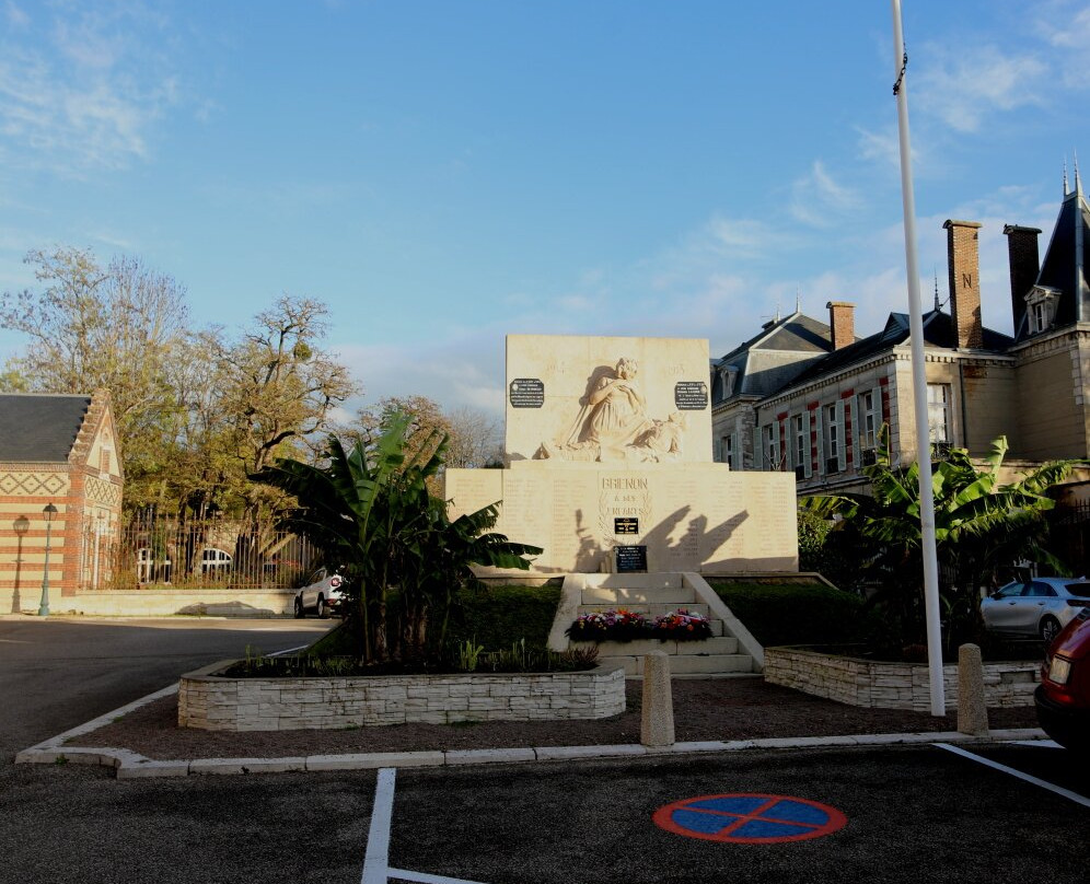 Le Monument Aux Morts De Brienon-sur-Armançon