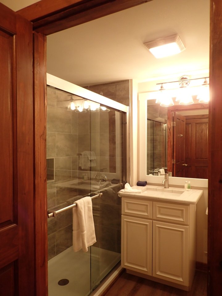 Rimfire Lodge Condos-浴室