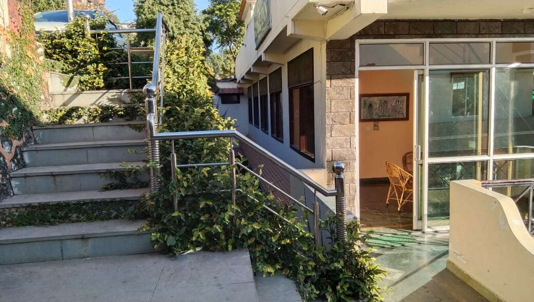 豪华湖景酒店主图