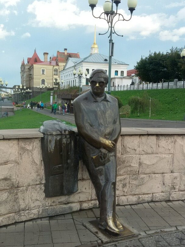 Monument to Lev Oshanin-Rybinsk必去景点