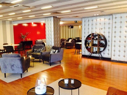 唐卡洛斯公寓酒店主图