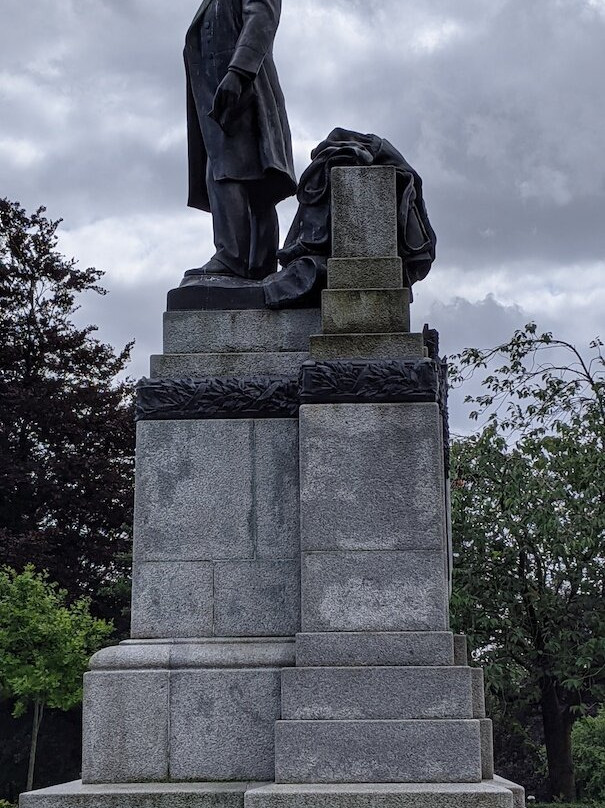 Andrew Carnegie Statue-丹弗姆林必去景点