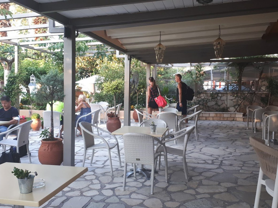 Eva Beach Hotel主图