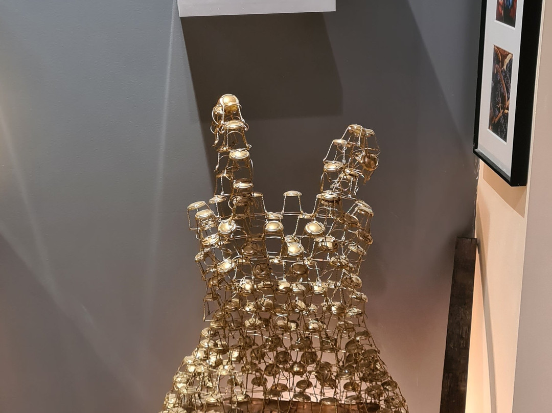 Champagne Crucifix景点图片
