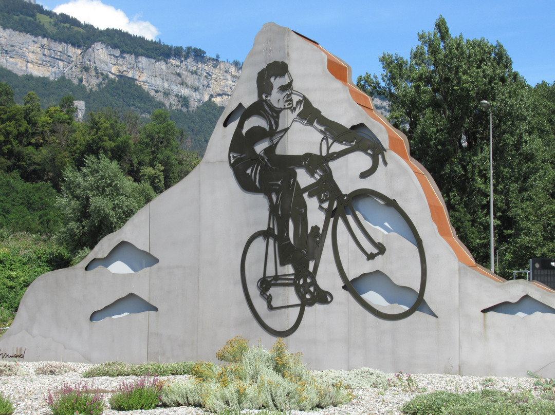 Monument Bernard Hinault-萨朗什必去景点