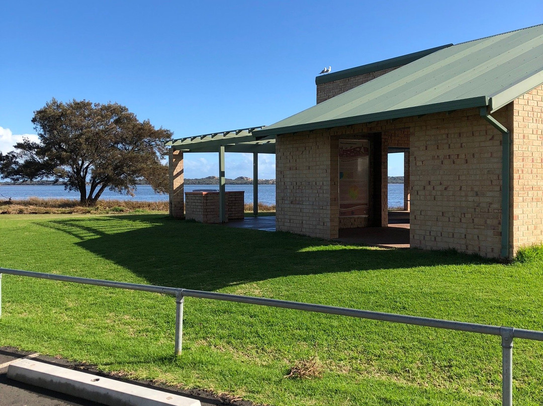 Leschenault Waterways Discovery Centre & Jetty Walk景点图片