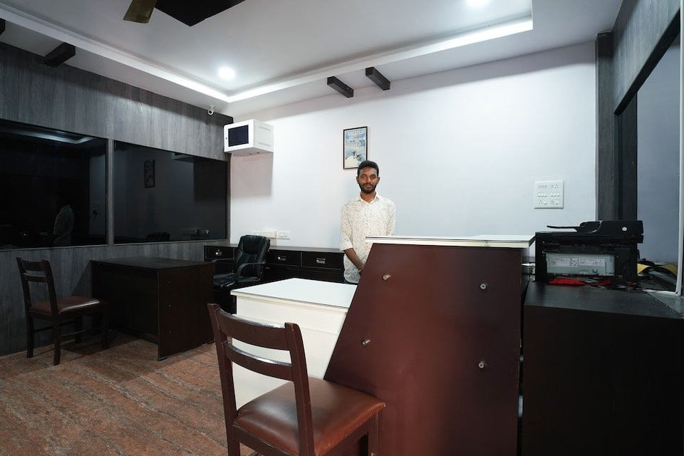 OYO Anuguna Tulasi Grand Near JNTU University Hyderabad主图