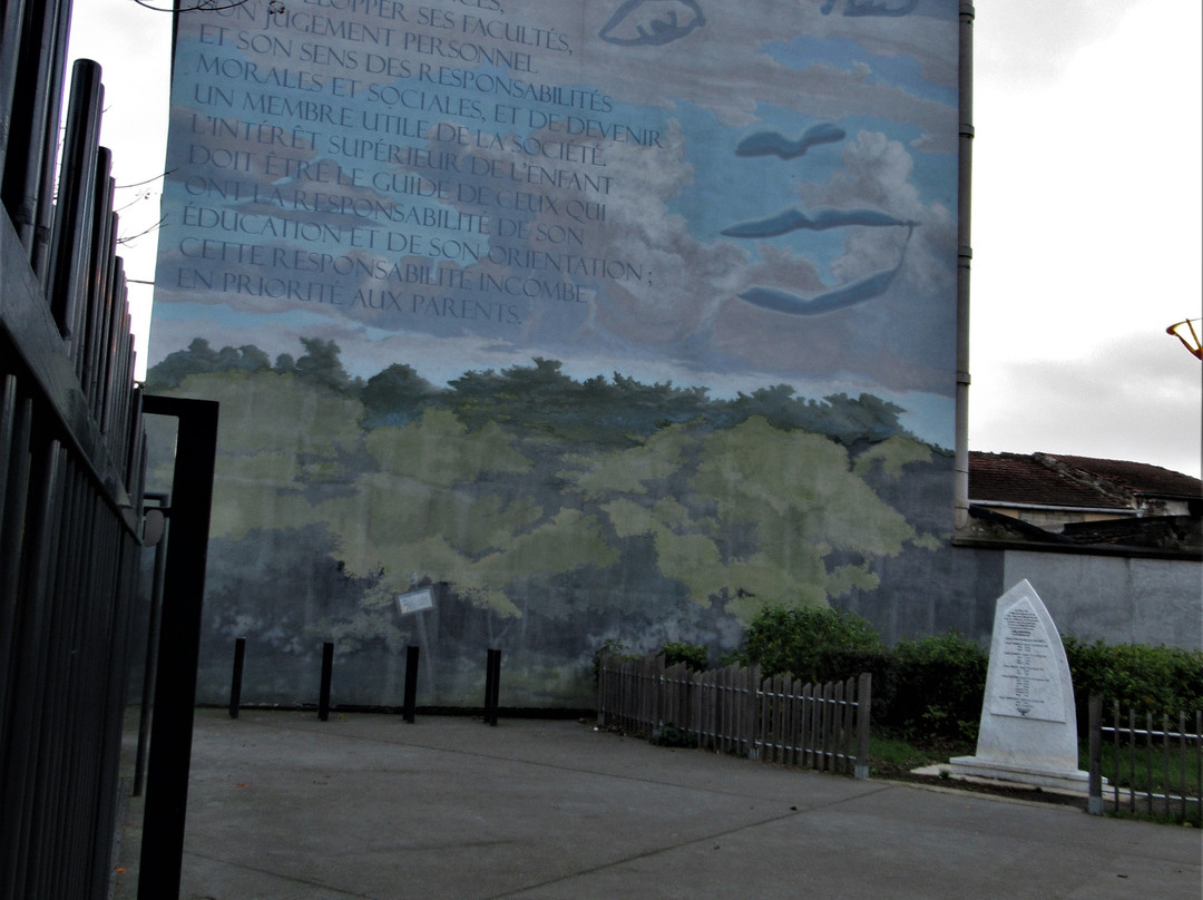 Fresque "Droits de l'enfant"-阿尔福维尔必去景点