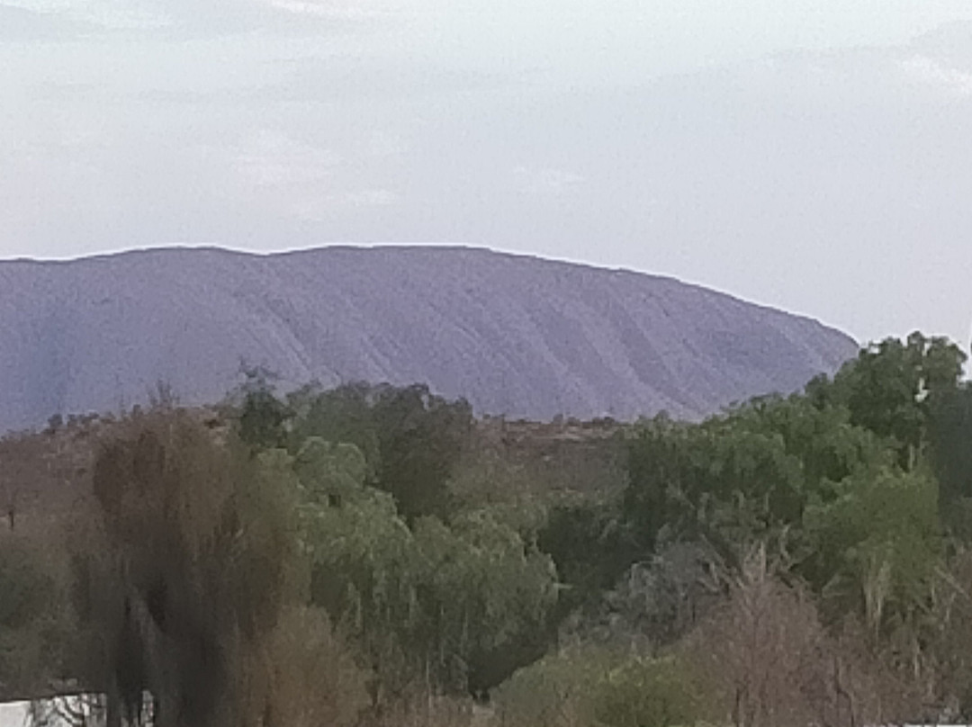 乌鲁鲁巨岩景点图片