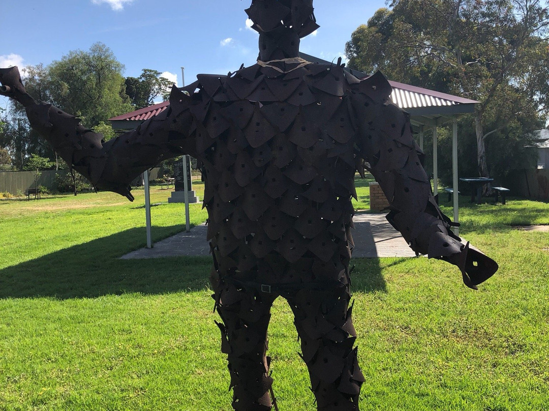 Iron Man Sculpture-Nullawil必去景点
