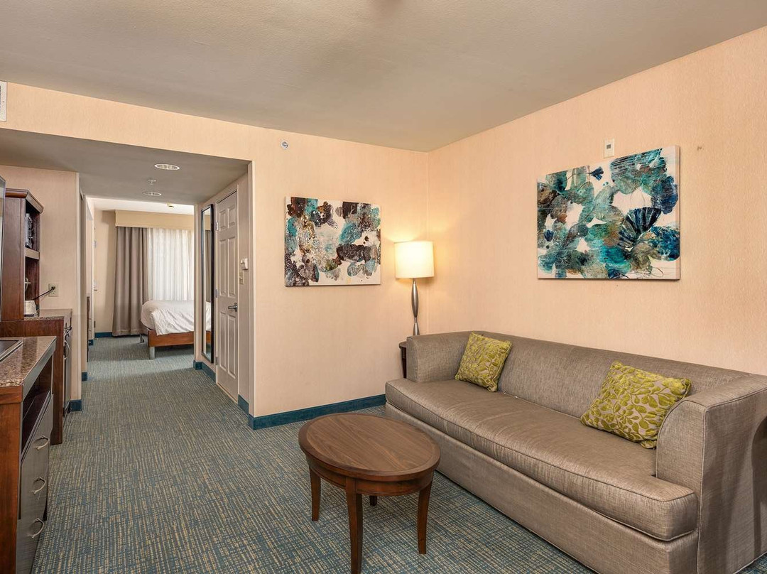 欧弗兰帕克希尔顿花园酒店主图