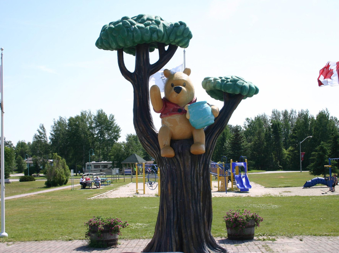 Winnie the Pooh Bronze Statue景点图片