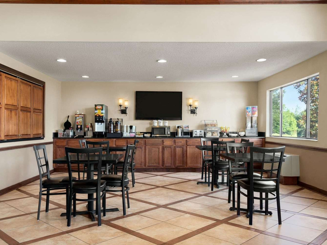 Super 8 by Wyndham Clinton主图