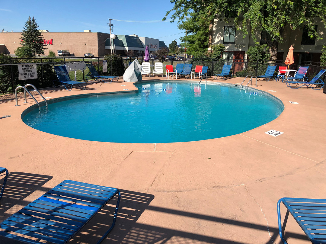 沃特敦华美达酒店主图