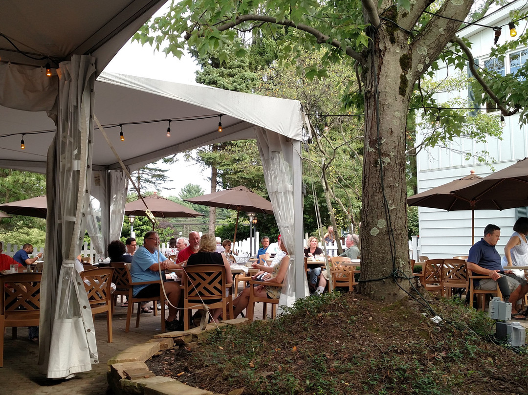 Bass Lake Taverne & Inn主图