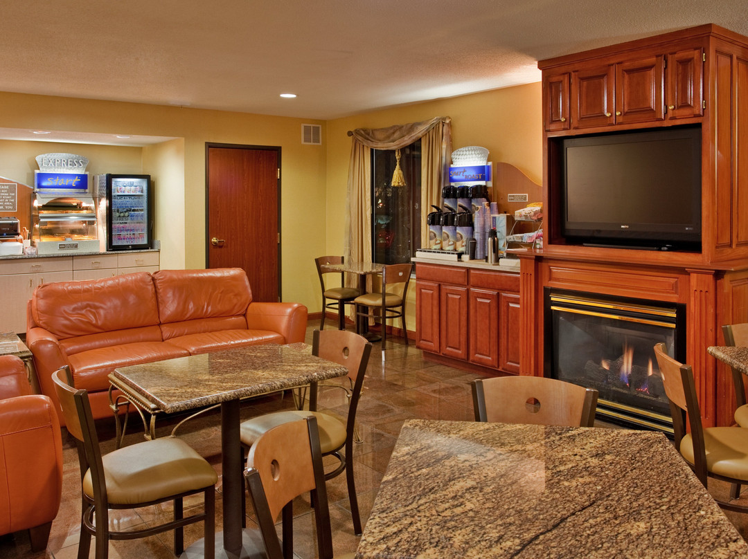 Holiday Inn Express & Suites St. Louis West - Fenton主图