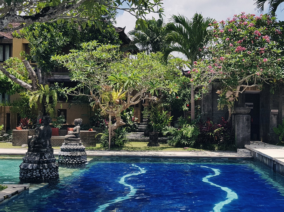 湿地边缘温泉别墅酒店主图