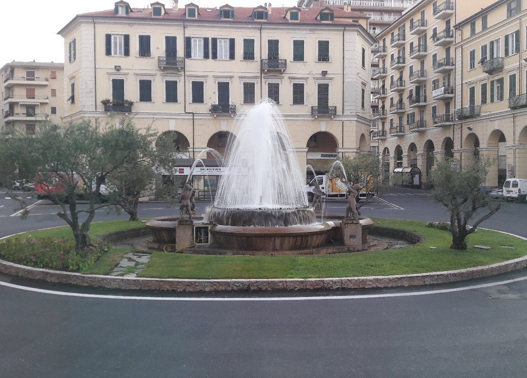 Piazza Dante-因佩里亚必去景点