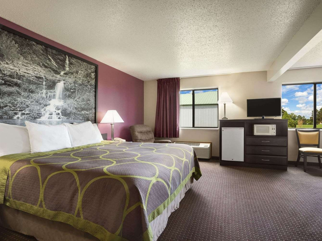 Super 8 by Wyndham Cameron主图