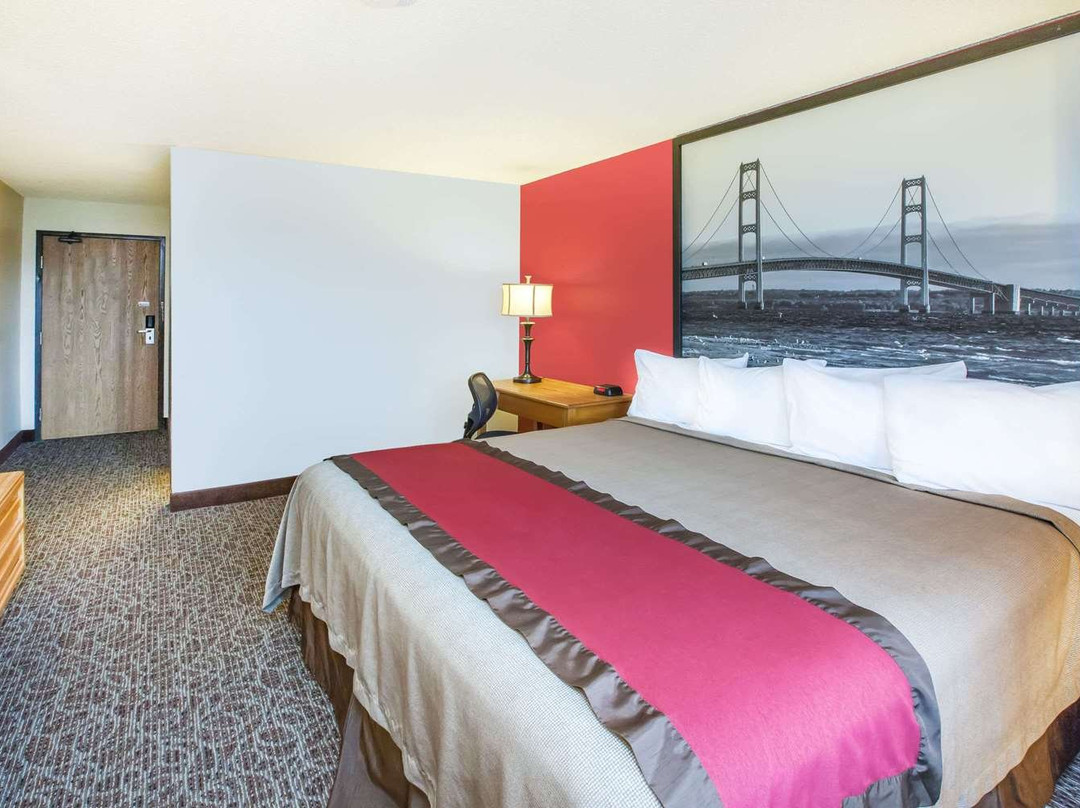 Super 8 by Wyndham West Branch主图