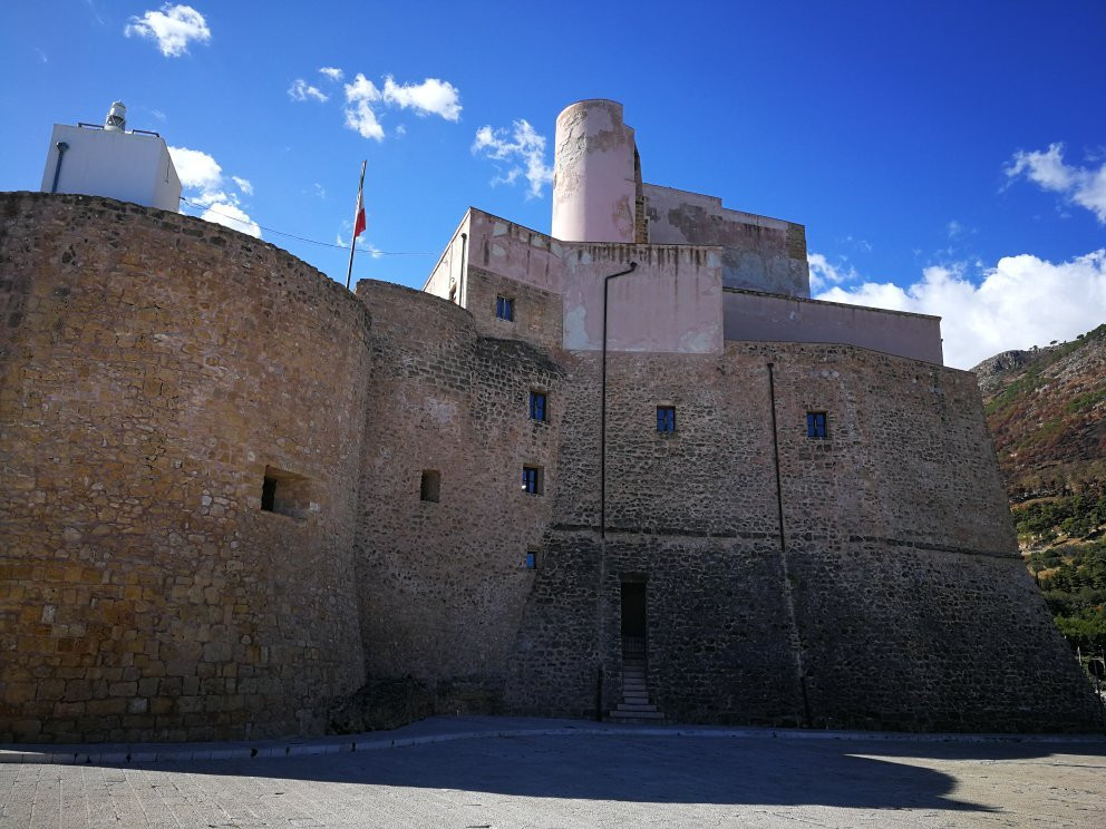 Castello Arabo Normanno-戈尔福海堡必去景点