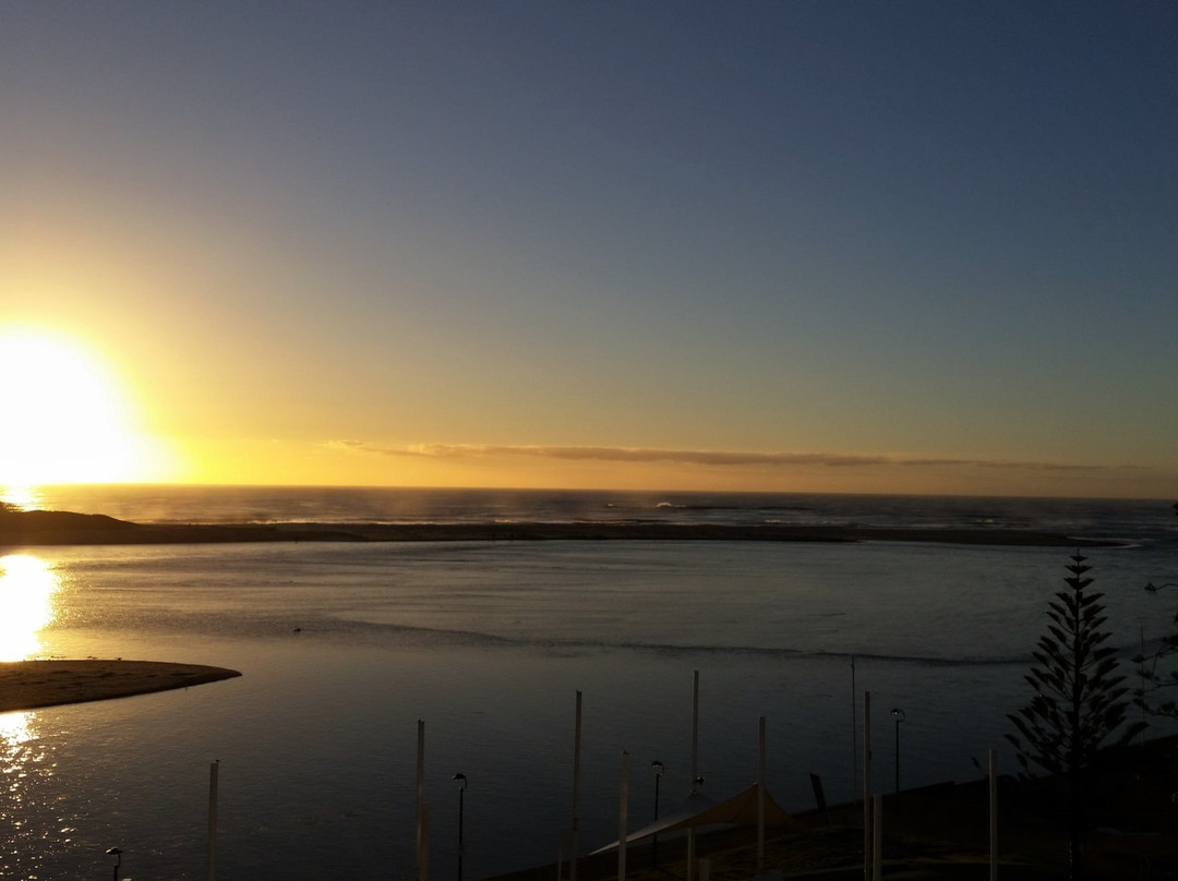 恩瑞斯海滨盛橡套房酒店主图