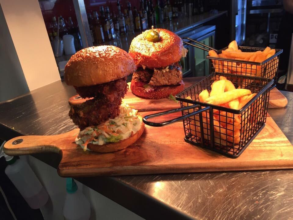 Mount Nathan餐馆和美食-Sandy's Bar and Grill