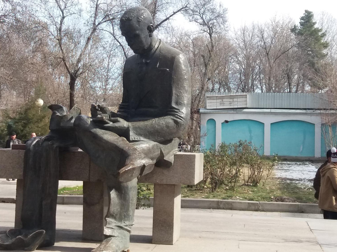 Monument to Abulkasim Lakhuti-杜尚别必去景点
