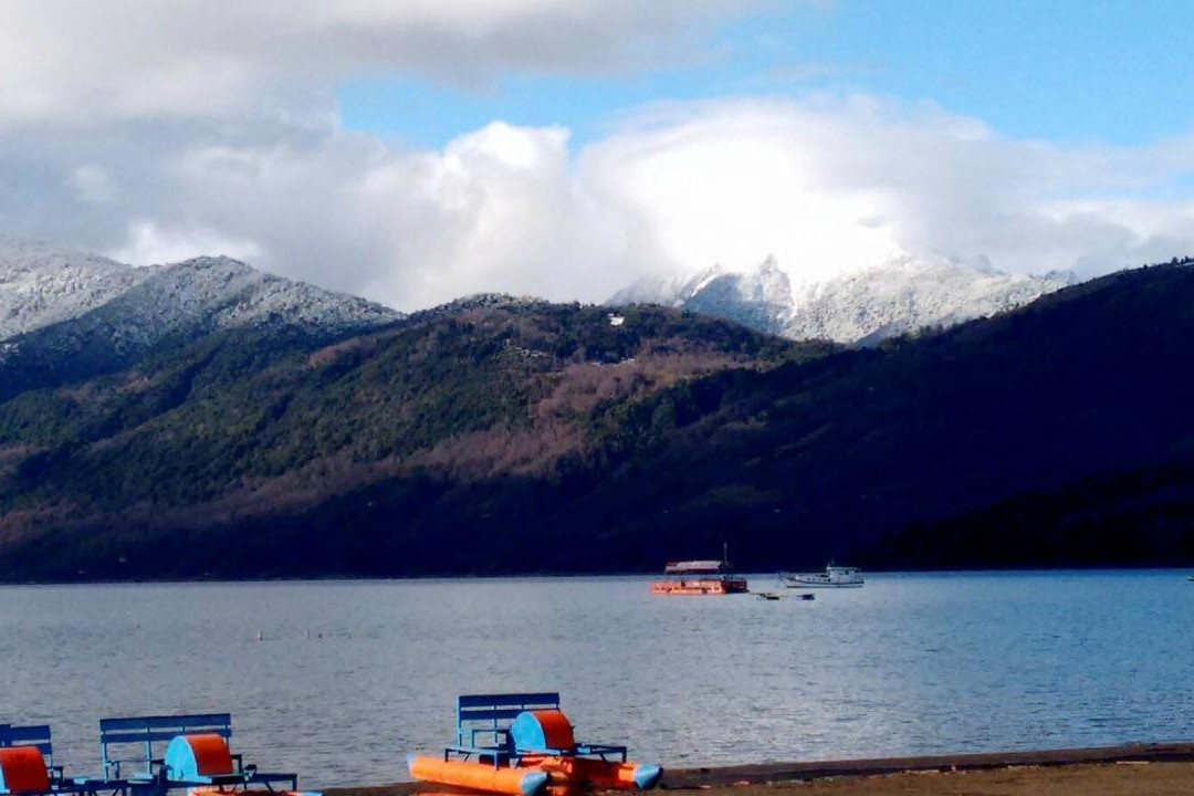 Lake Caburga景点图片