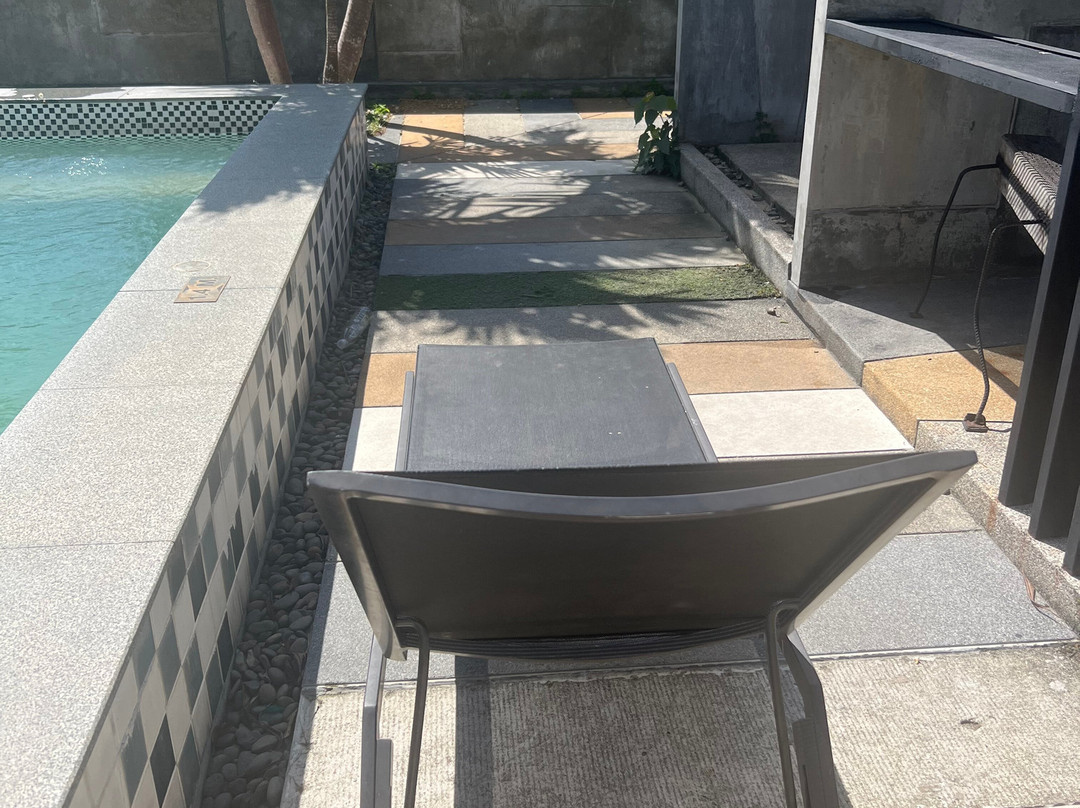 The Rubber Hotel主图