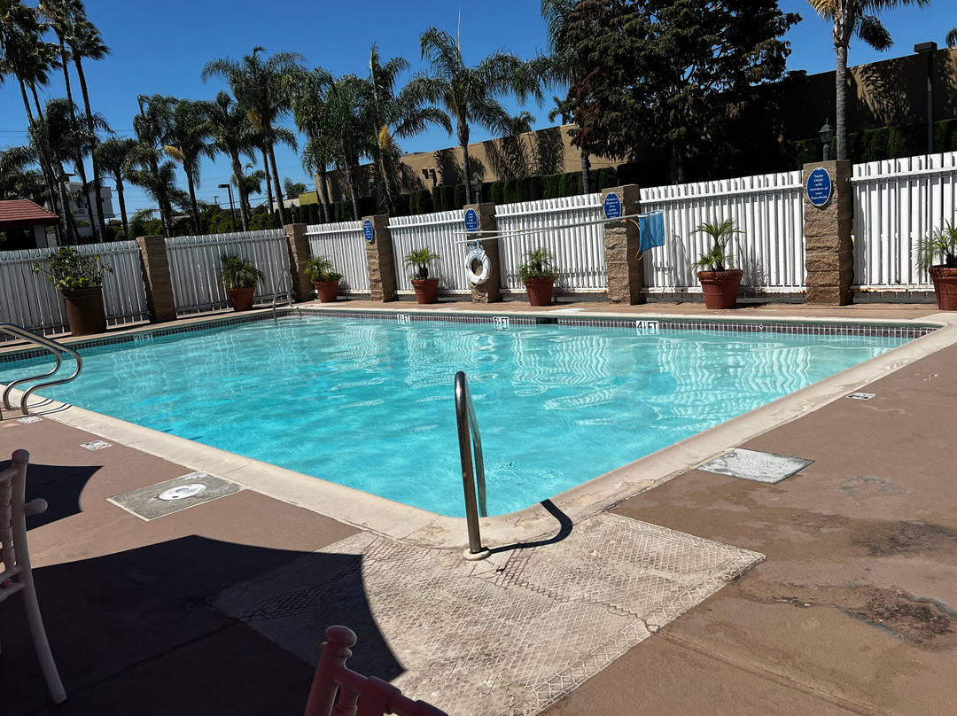 梅萨海岸/纽波特海滩华美达旅馆及套房酒店主图