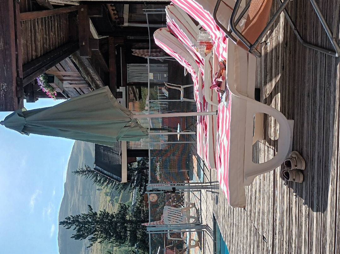 山的向阳面酒店主图