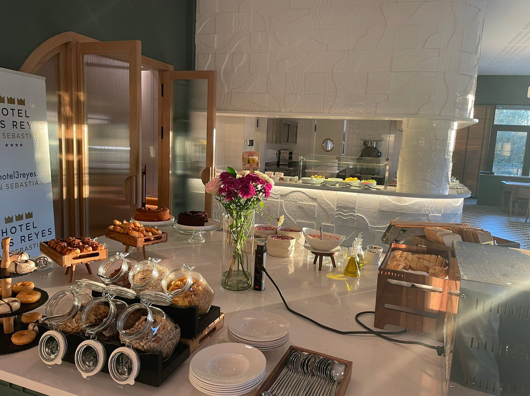 Hotel Tres Reyes San Sebastian主图