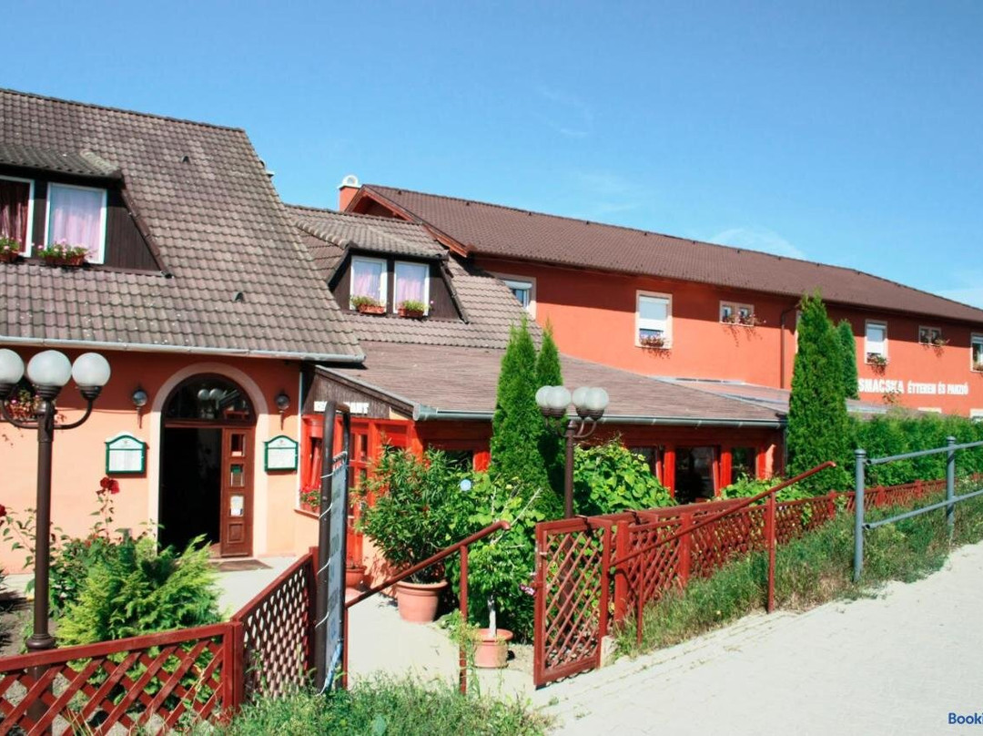Komarom酒店住宿-Vasmacska Panzio Es Etterem