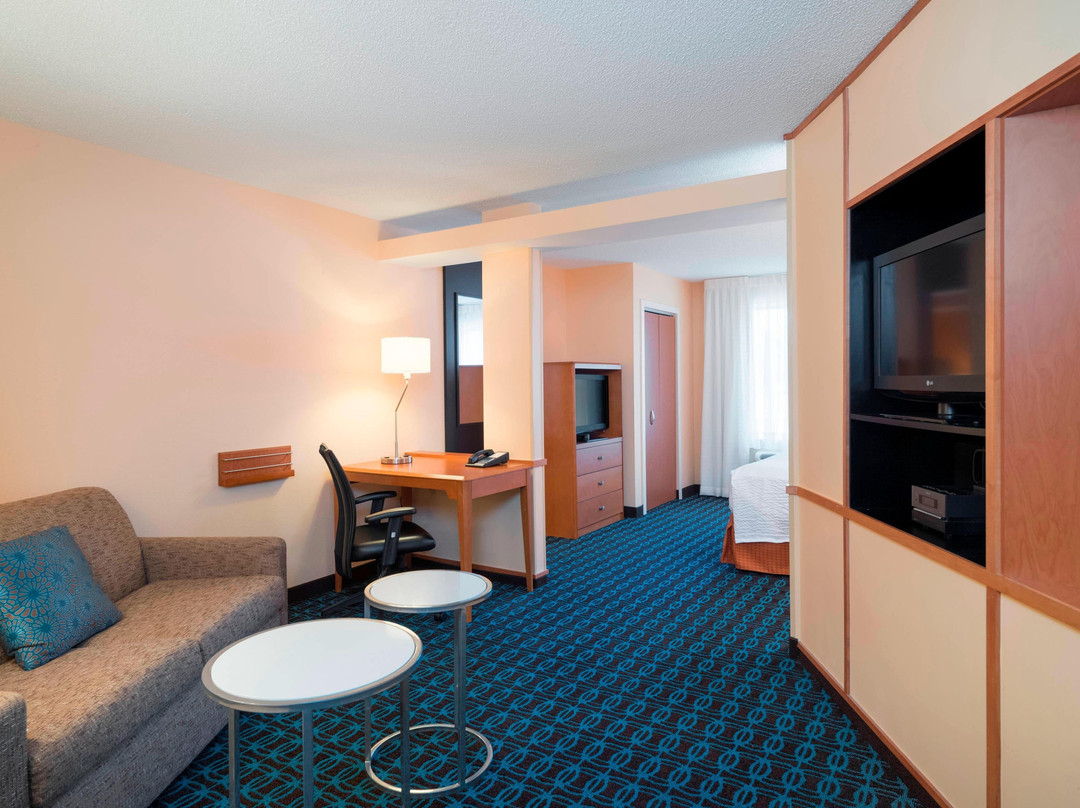 州立学院费尔菲尔德客栈&套房酒店主图