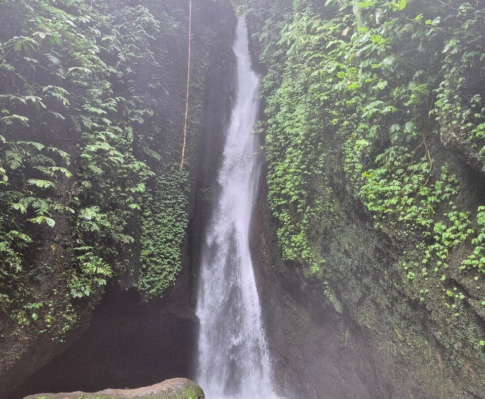 Leke Leke Waterfall景点图片