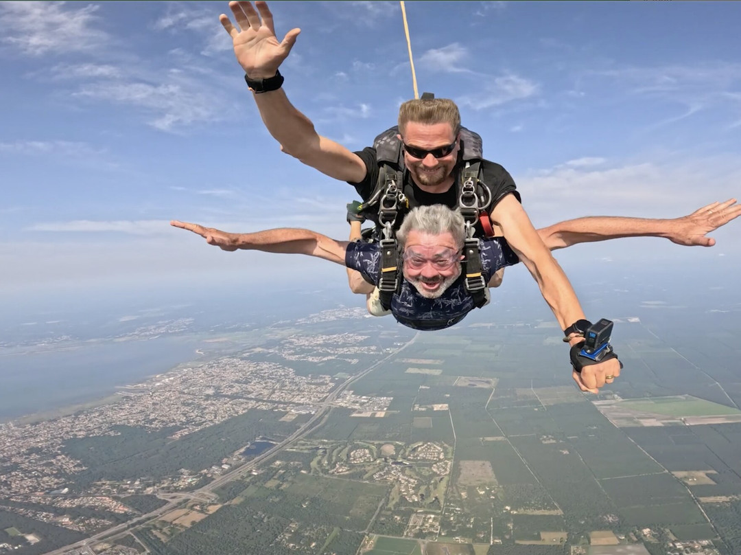 Vertical T'air Parachutisme-拉泰斯特德比克必去景点