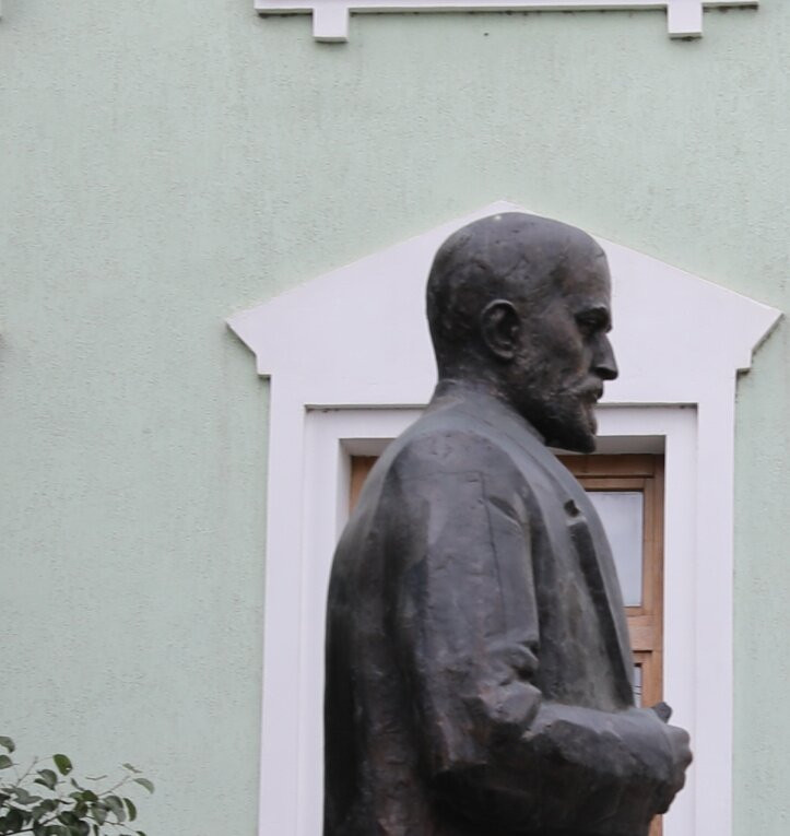 Une Statue Du Poète George Coșbuc