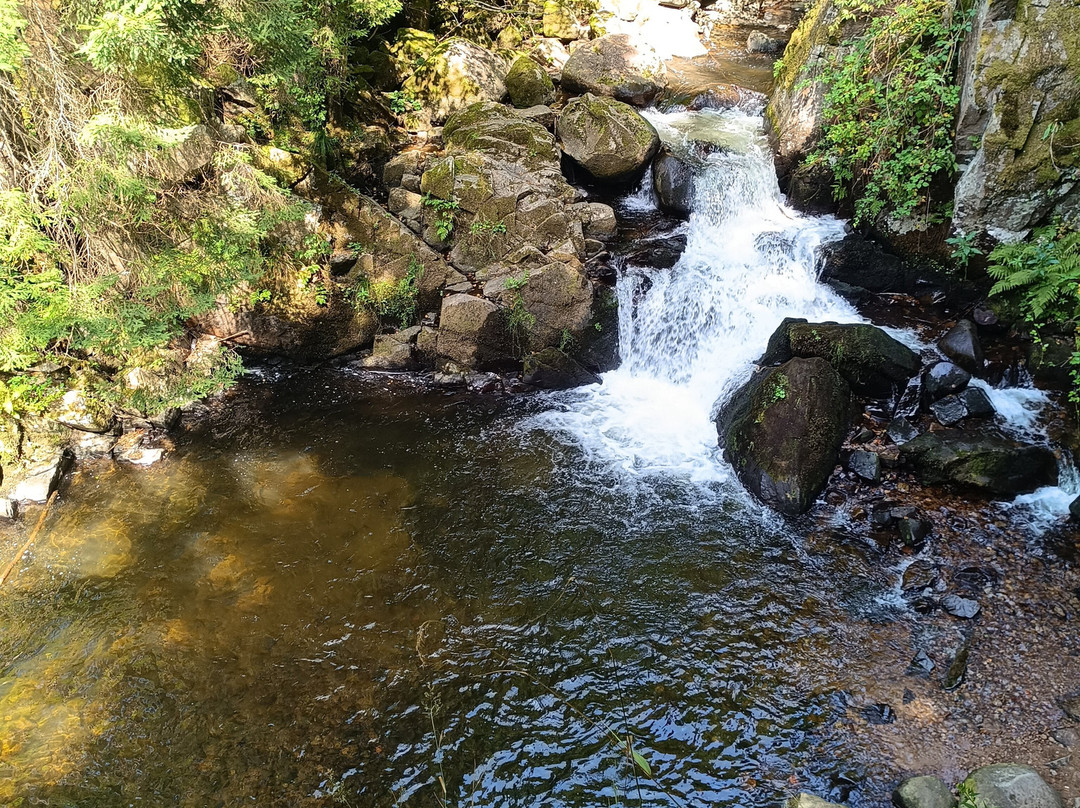 Le Saut des Cuves-热拉尔德梅必去景点