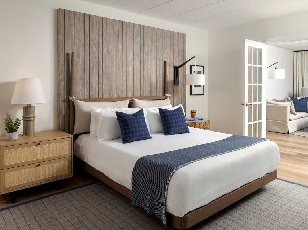 Newport Harbor Island Resort主图