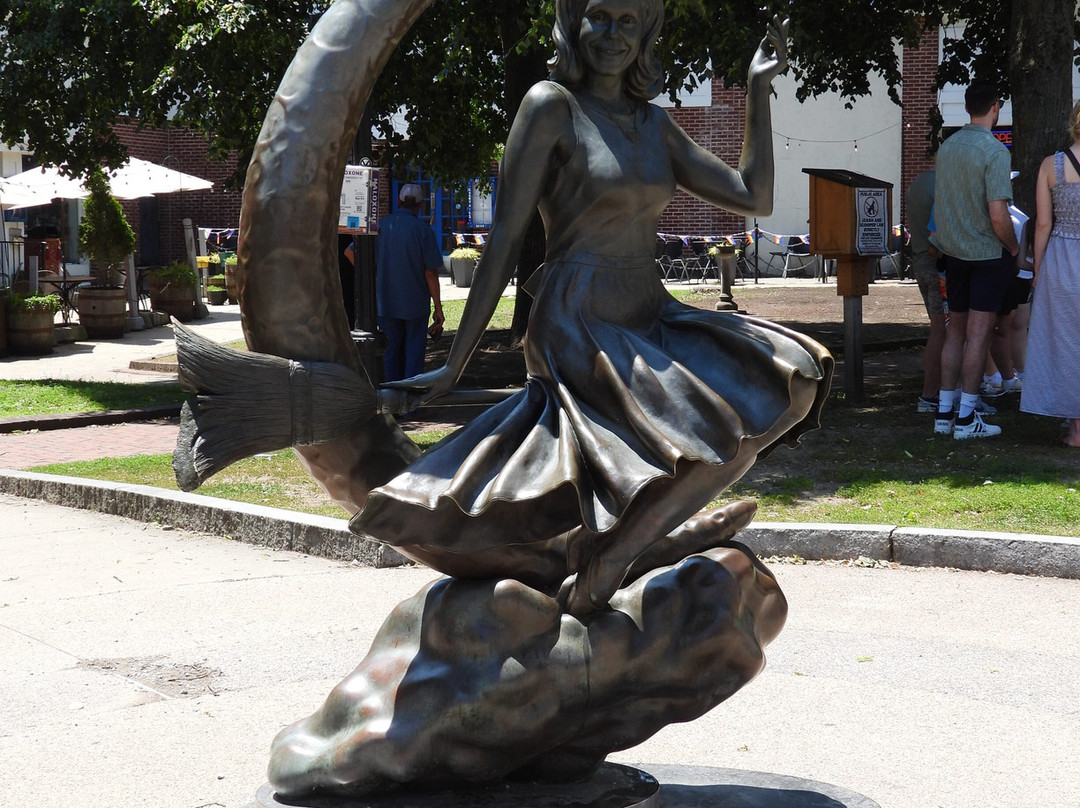 Bewitched Statue of Elizabeth Montgomery-塞勒姆必去景点