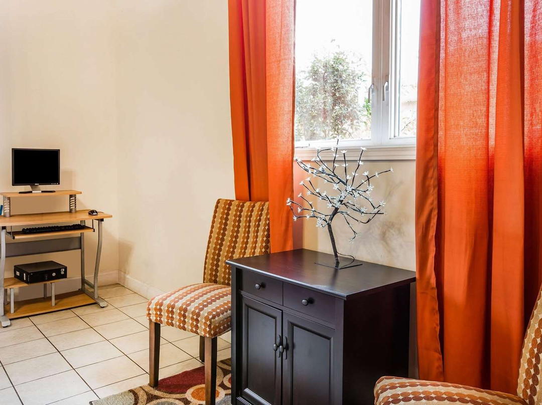 Econo Lodge Inn & Suites