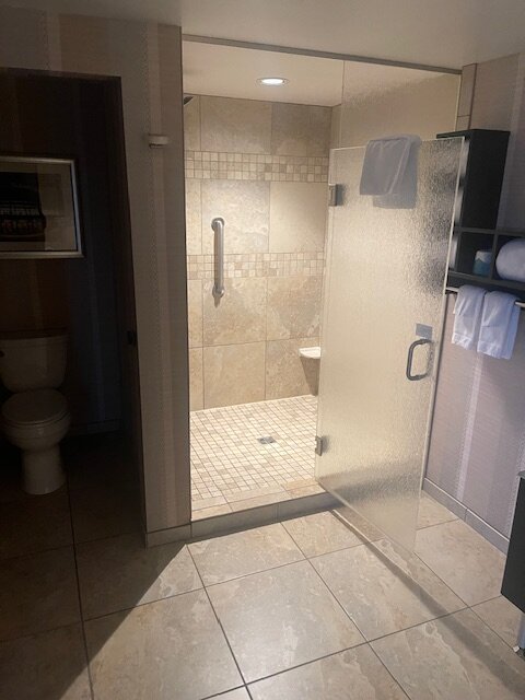 汉普顿麦迪逊市中心套房及酒店-浴室