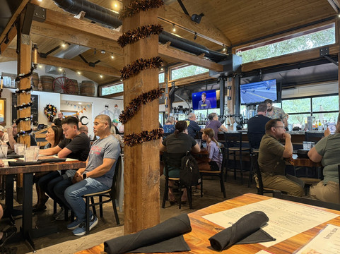 The Barnyard Crafthouse & Eatery主图